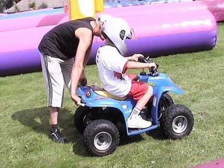 Mai perdere di vista il bambino sul quad Mai perdere di vista il bambino sul quad